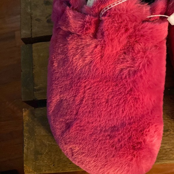 Women’s Carvela Magenta/HOT PINK Fur Mules, Size 7.5 NWT - Picture 6 of 6